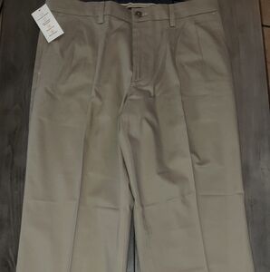 Levi's Dockers Signature Khaki Pants - Classic Fit - Pleated - 34 X 30